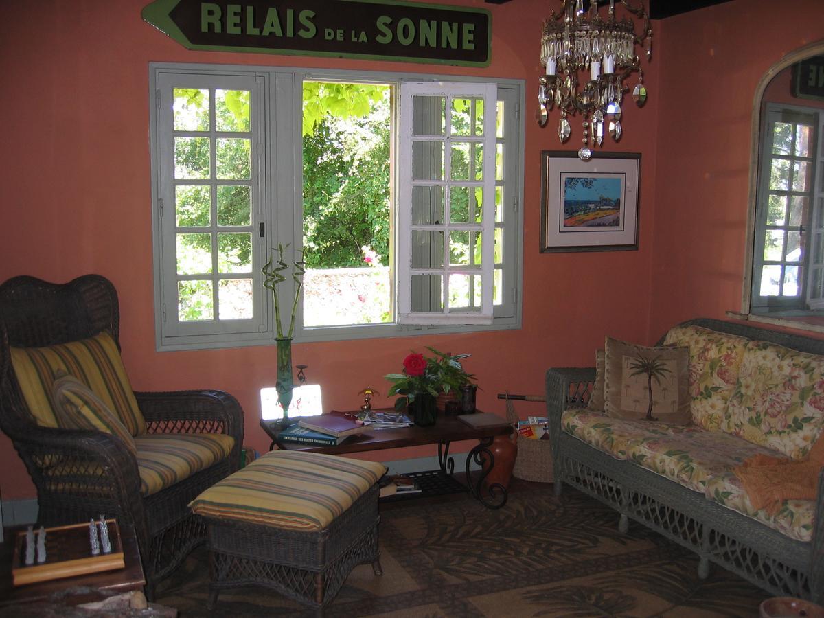 Le Canard Au Parapluie Rouge Bed and Breakfast Célon Exterior foto